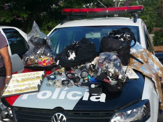 Joias foram recuperadas em carro do grupo (Foto: Divulgação/Polícia Militar)