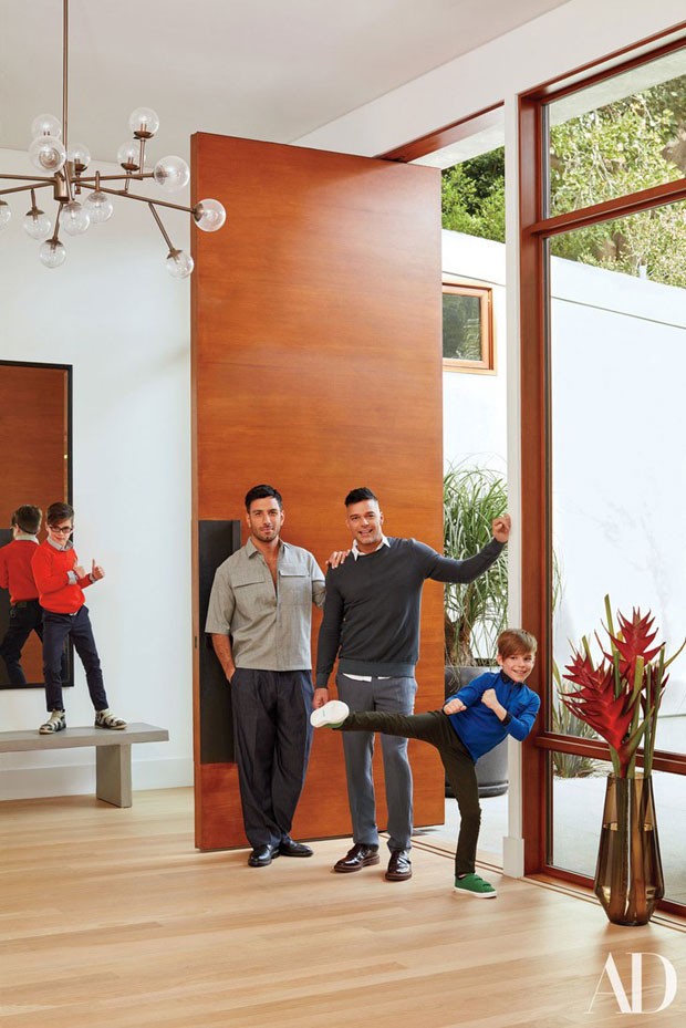 Ricky Martin abre a casa em que vive com os filhos, Matteo e Valentino, e o noivo, Jwan Yosef (Foto: Architectural Digest / Divulgação)