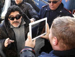 Maradona chega a Napolés (Foto: Agência Reuters)