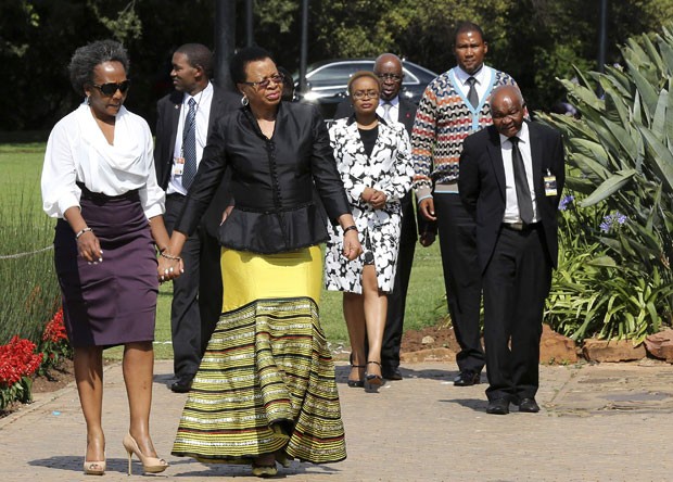 Graca Machel, viúva de Nelson Mandela, chega a evento pelo um ano de sua morte em Pretória nesta sexta-feira (5) (Foto: Siphiwe Sibeko/Reuters)