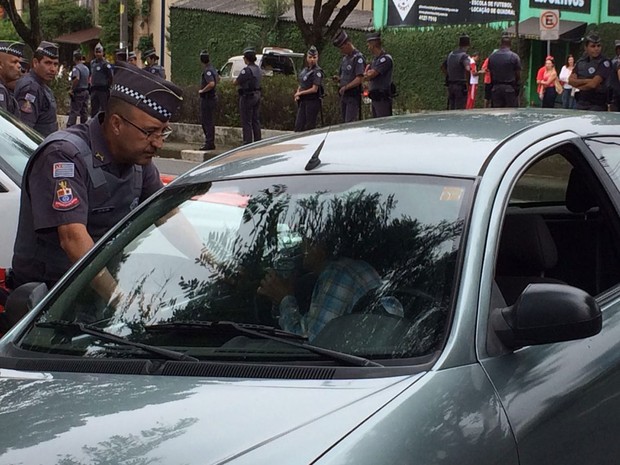 Mulher disse a policial que estava passando mal com pressão alta; em seguida, avançou com carro sobre manifestantes (Foto: Glauco Araújo/G1)