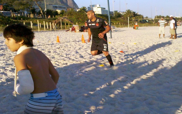 Adriano, Flamengo, Praia (Foto: Richard Souza / Globoesporte.com)