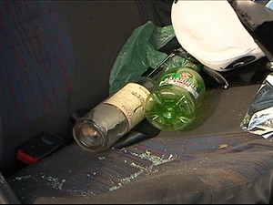 Garrafas de bebidas alcoolicas foram encontradas no carro onde estavam os jovens (Foto: Reprodução/TV Diário)