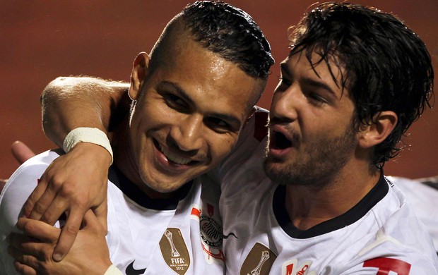 Paolo Guerrero e Alexandre Pato comemoram gol do Corinthians sobre o Millonarios (Foto: Reuters)