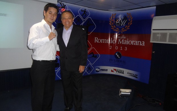 Fernando Nascimento, superintendente da TV Liberal, com Hugo Hamagushi, atleta do ano em 2012 (Foto: GLOBOESPORTE.COM)