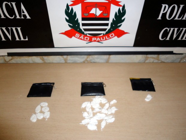 Cabeleireiro guardava droga em caixa de energia elétrica em Piracicab (Foto: Divulgação/Polícia Civil)
