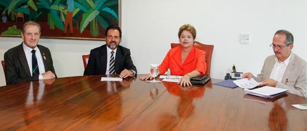 A presidente Dilma Rousseff em reunião com o presidente da FISU, Claude-Louis Gallien, o governador do DF, Agnelo Queiroz e o ministro do Esporte, Aldo Rebelo (Foto: Roberto Stuckert Filho/PR)