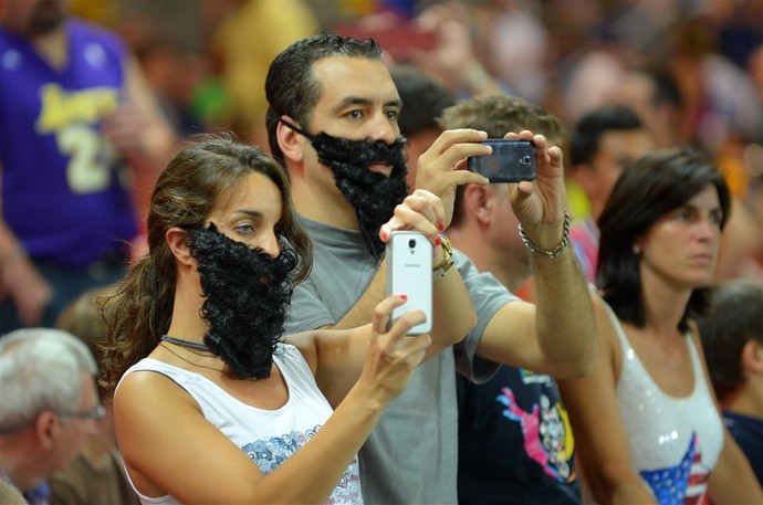 Torcedores com barbas no Mundial de basquete da Espanha (Foto: Divulgação/FIBA)