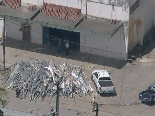 Acidente com varões de alumínio em galpão deixa um morto e um ferido, no Grande Recife (Foto: Reprodução/Globocop) Acidente com varões de alumínio em galpão deixa um morto e um ferido, no Grande Recife (Foto: Reprodução/Globocop)