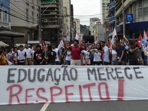Manifestantes pediram respeito à educação durante protesto no ES (Foto: Viviane Machado/ G1 ES)