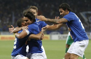 Jogadores do Cruzeiro comemoram gol (Foto: Gualter Naves/Light Press)