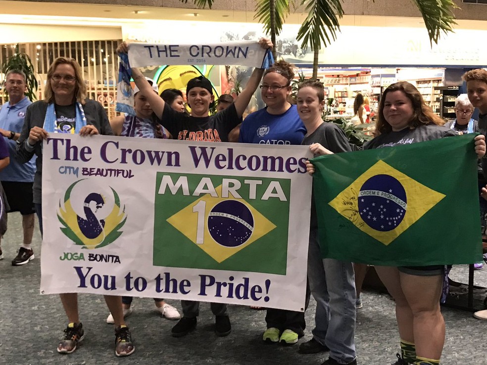 Torcedores do Orlando fazem festa para a chegada de Marta  (Foto: Divulgação)