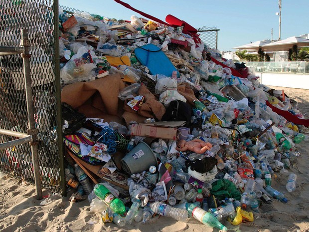 Rio de Janeiro Comlurb mostrou através de campanha quanto lixo ainda é jogado na areia da praia durante feriado (Foto: Paulo Campos/Futura Press/Estadão Conteúdo)