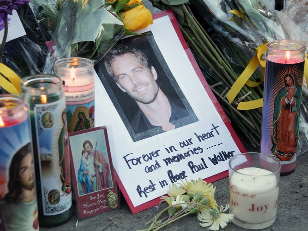 Fãs fazem homenagem ao ator Paul Walker no local onde ele sofreu o acidente de carro no sul da Califórnia, nos Estados Unidos, neste domingo (1º). (Foto: David Buchan/Getty Images/AFP)