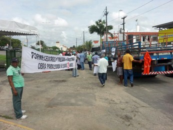 Fornecedores fecharam entrada lateral da sede provisória do governo (Foto: Divulgação / ABBC Comunicação)