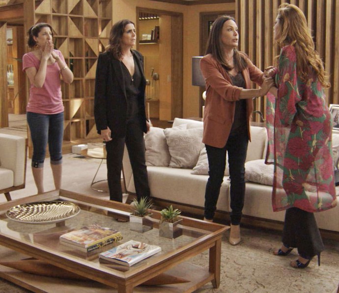 As quatro ficam em pânico depois que Dinalda golpeia Luciano (Foto: TV Globo)