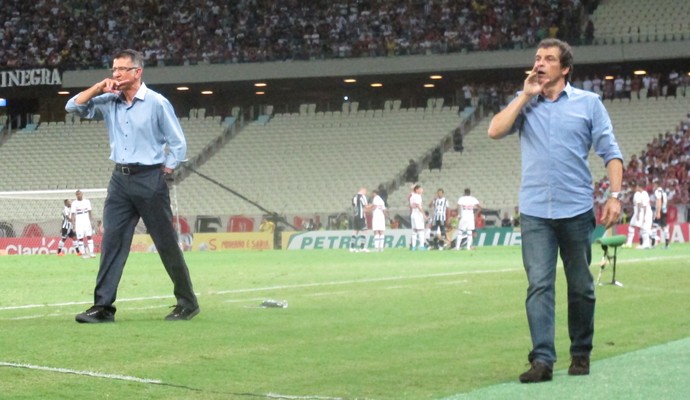Osorio e Milton Cruz, do São Paulo, chamam jogadores no banco (Foto: Marcelo Hazan)