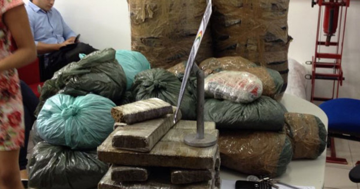 G1 Polícia apreende 76 kg de maconha e quatro pessoas são presas no