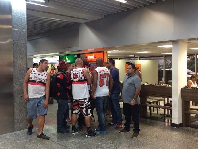 Organizada do Fla conversa com Jorge Pinheiro no aeroporto (Foto: Thiago Correia/ GloboEsporte.com)