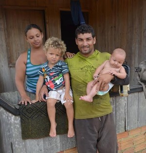 Doutor, atacante do Náuas, com a esposa e os dois filhos pequenos (Foto: Adelcimar Carvalho/G1)