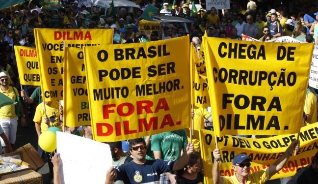 Manifestantes pedem o impedimento da presidente Dilma, Curitiba, PR (Foto: Aniele Nascimento / Gazeta do Povo)
