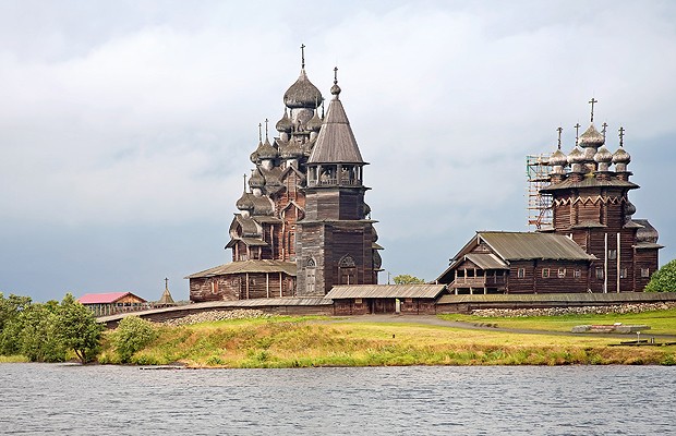 A igreja Kizhi Pogost, na Rússia, é até hoje uma das maiores construções de madeira do mundo (Foto: ShutterStock)
