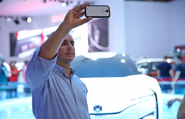 Visitante faz 'selfie' no Salão de SP (Foto: Rafael Miotto/G1)