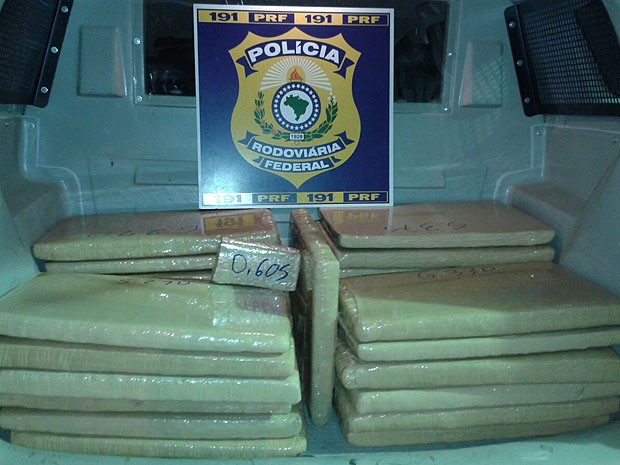 Polícia apreende mais de 170 kg de maconha na BR-262 em Araxá (Foto: Divulgação/ PRF)