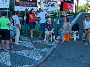 Fãs encaram fila por ingressos para shows de Bethânia, Lulu e Sandy (Foto: Imagem/ TV Bahia)
