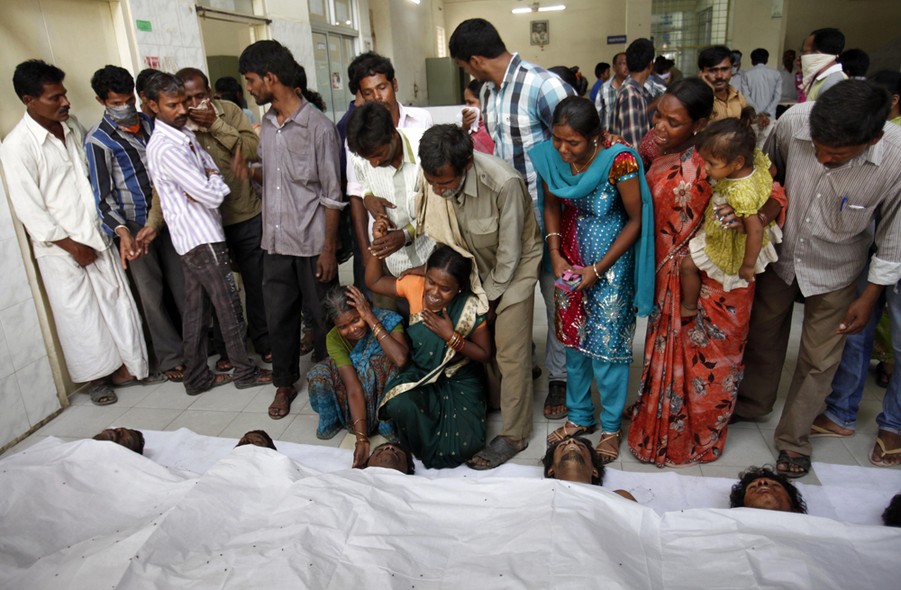 Familiares choram próximo aos corpos das vítimas do desabamento de um prédio na cidade de Hyderabad, no sul da Índia. Pelo menos 12 pessoas morreram e 18 ficaram feridas após um hotel de dois andares desabar nesta segunda-feira 