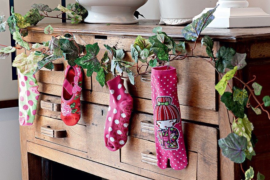 decoracao para jardim de sitio:Compre pares de meia novos para a família e exponha um pé de cada
decoracao para jardim de sitio:Compre pares de meia novos para a família e exponha um pé de cada