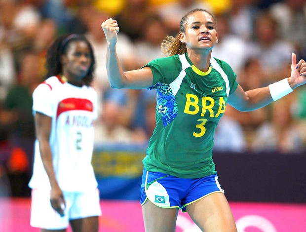 Alexandra Nascimento na partida de handebol do Brasil contra a Angola (Foto: Reuters)
