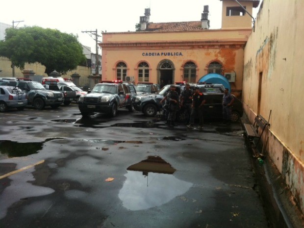 Polícia tenta solucionar novo tumulto na Ala Feminina da Cadeia Pública Desembargador Raimundo Vidal Pessoa, no Centro de Manaus (Foto: Adneison Severiano/G1 AM)