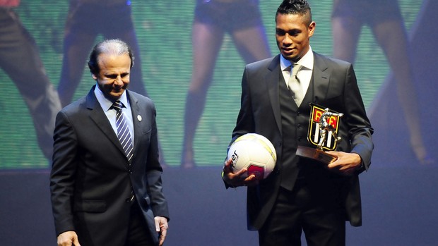 Hernane, do Mogi Mirim, recebe prêmio da FPF (Foto: Marcos Ribolli / Globoesporte.com)