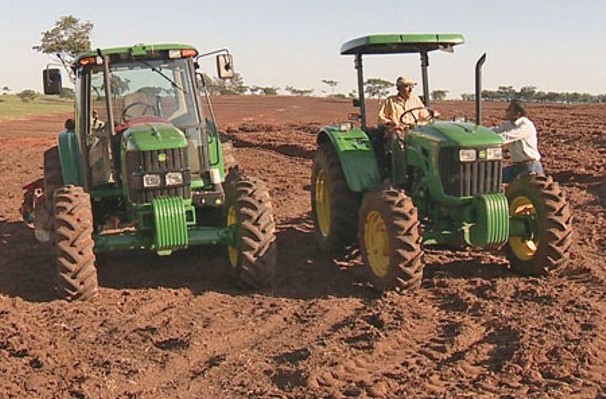 Agricultores renovam frota de máquinas agrícolas em 2013 (Foto: (Foto: Reprodução/TV Fronteira))