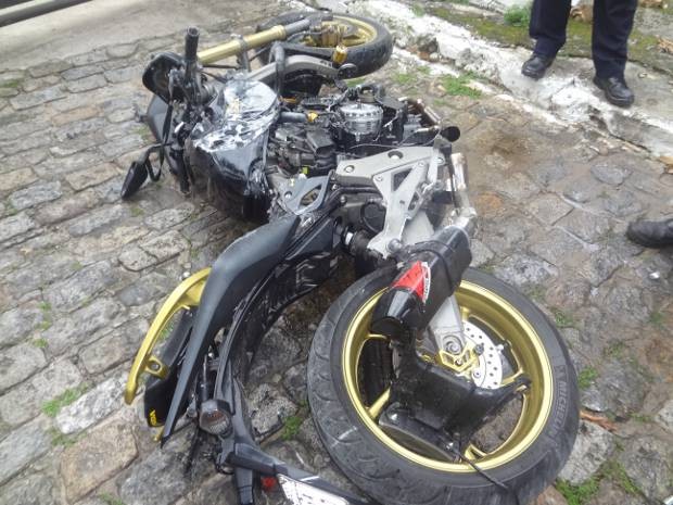 Condutor perdeu o controle da moto e bateu em um poste. (Foto: Thais Rezende/ G1)