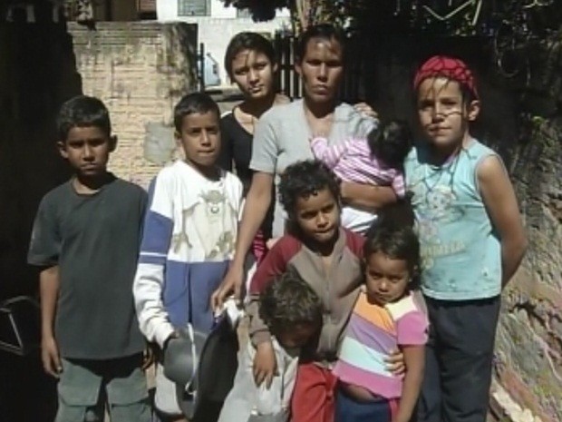 Família reunida no dia seguinte ao incêndio (Foto: Reprodução/TV TEM)