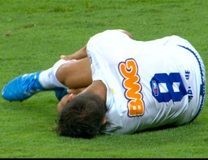 Volante Henrique sente lesão no fim do primeiro tempo (Foto: Reprodução/TVGLOBO)
