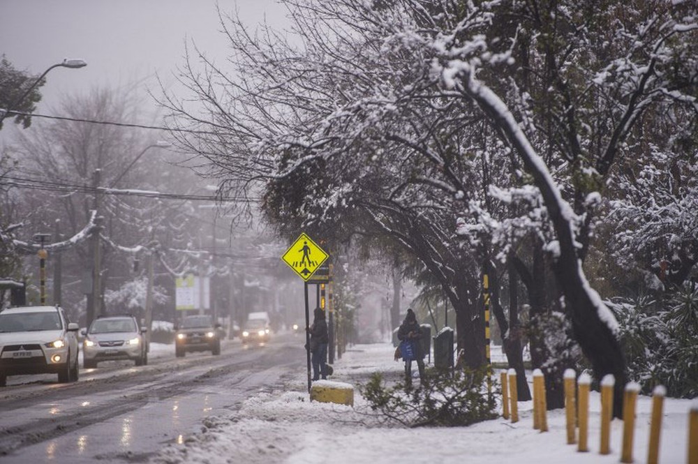 Ruas de Santiago, no Chile, ficaram cobertas de neve neste sábado (15)  (Foto: Martin Bernetti / AFP)