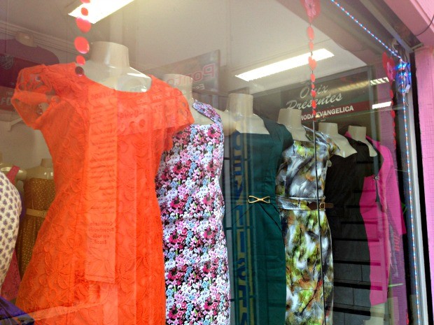 Loja, na capital, é especializada em roupas femininas para evangélicas (Foto: Veriana Ribeiro/G1)