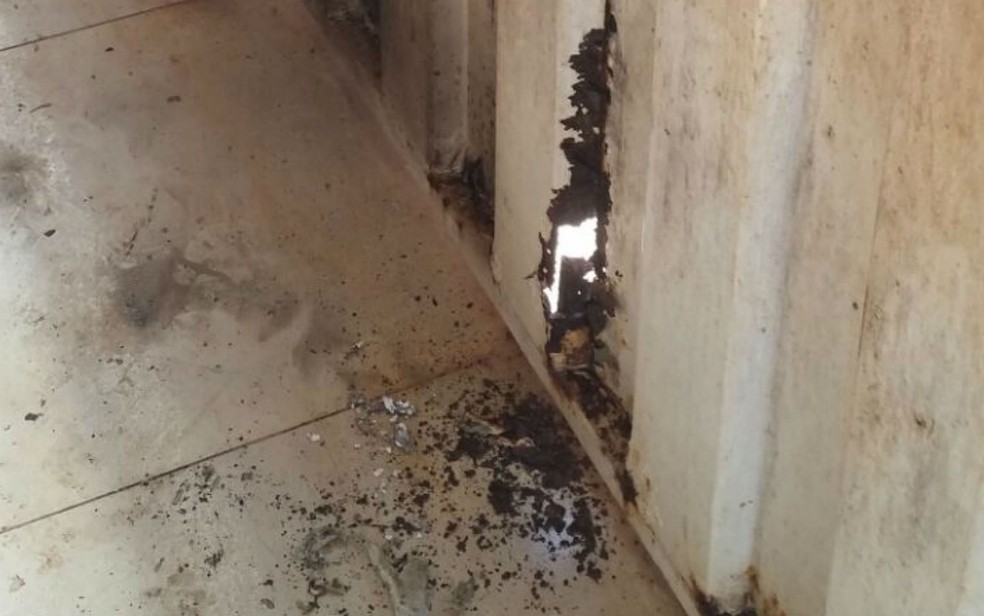 Rombo em portão de metal provocado por explosão de bomba caseira em uma casa em Samambaia, no DF (Foto: Polícia Militar/Divulgação)