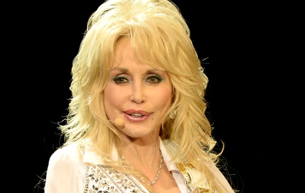 Até a diva country Dolly Parton não ficou de fora da bibliografia gastronômica das celebridades. Ela escreveu 'Dolly's Dixie Fixin's'. (Foto: Getty Images)