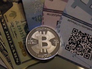 Moeda 'física' que brinca com o Bitcoin (Foto: Reuters)