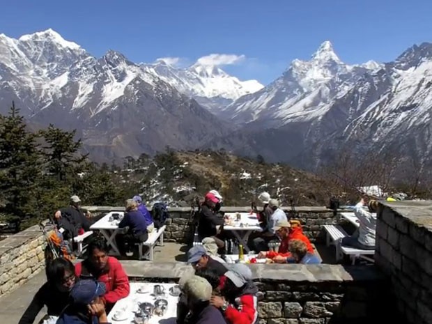 Hóspedes no Everest View, hotel localizado em lugar mais alto no planeta (Foto: Reprodução/Youtube/himalayakanko)