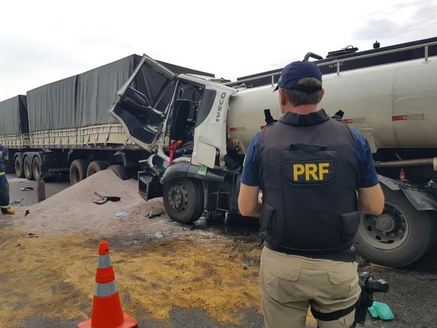 Motorista do caminhão ficou preso às ferragens (Foto: Divulgação/PRF)