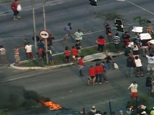 Manifestação na Zona Leste de SP na tarde desta quinta-feira (Foto: Reprodução/TV Globo)