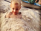 Filho de Neymar curte praia enterrado na areia
