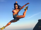 Aline Riscado dá salto acrobático em cenário paradisíaco do Rio