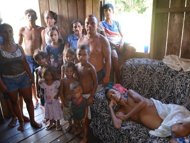 Família vive em pequena casa em Cruzeiro do Sul (Foto: Adelcimar Carvalho/ G1)