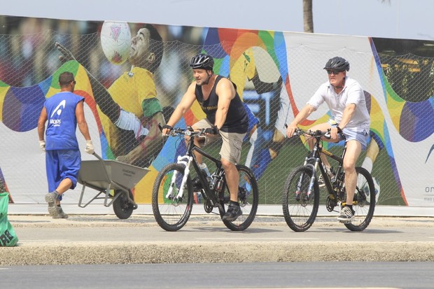 Russell Crowe andando de bicicleta no RJ (Foto: Gabriel Reis  e J. Humberto / AgNews)